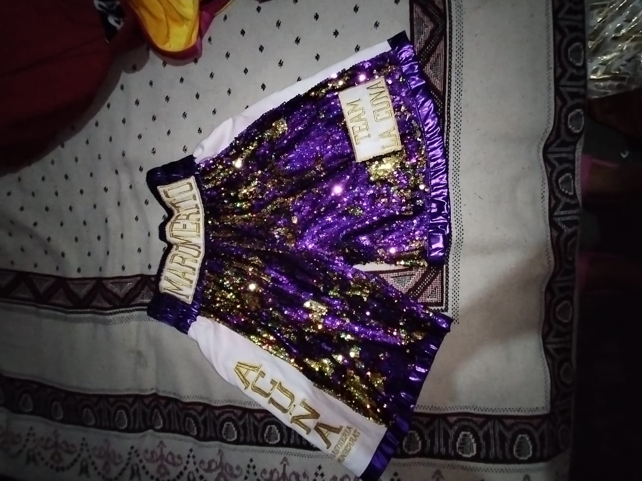 Short de box en lentejuela morada y dorada, bordado Maromerito, Team La Cuna