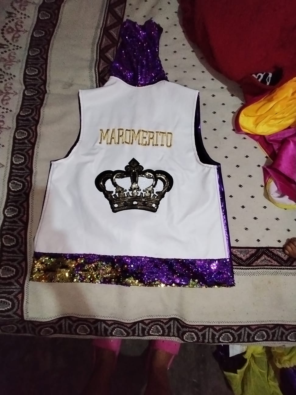 Capucha amarilla bordada José Maromerito con corona de pedrería