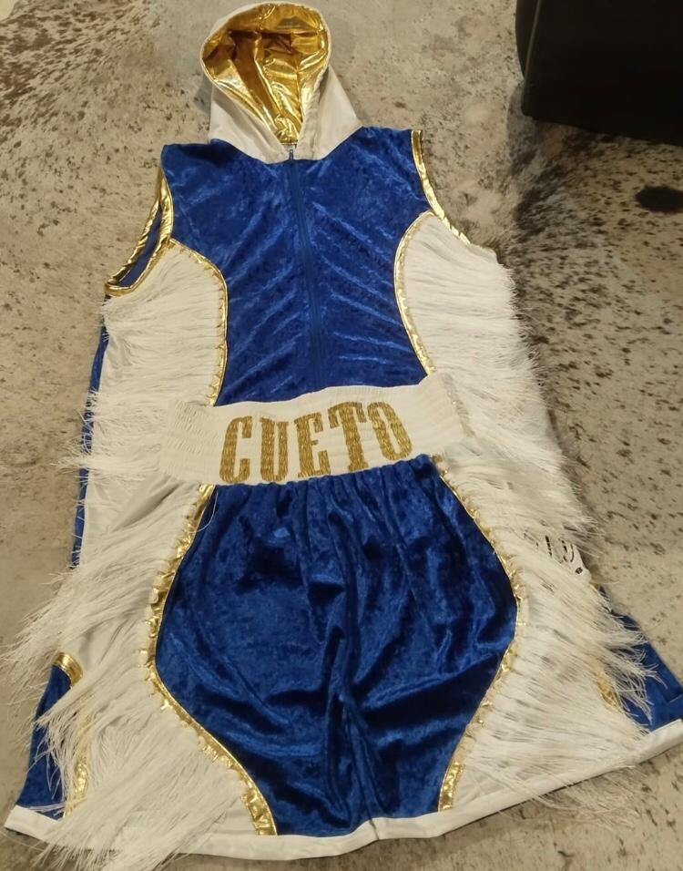 Traje de box azul con flecos blancos, bordado Cueto