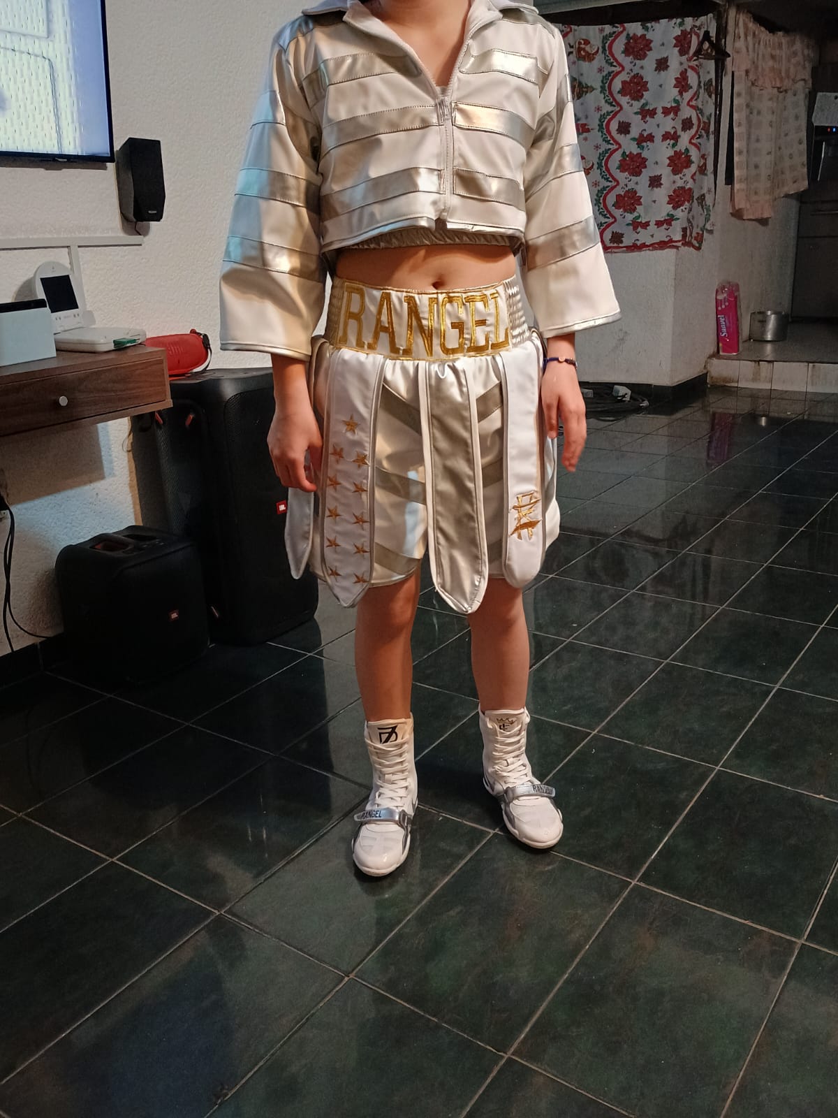 Traje de ring dorado y blanco bordado con el nombre Rangel, hecho a mano en el taller